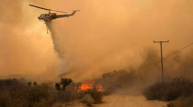 Trực thăng tham gia chữa cháy rừng ở Phelan, California - Ảnh: AFP