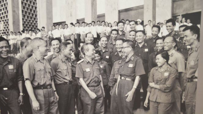 Đại tướng Võ Nguyên Giáp và các đồng chí Văn Tiến Dũng, Trần Văn Trà với các đại biểu Quốc hội khoá VI (2 – 9 – 1976)