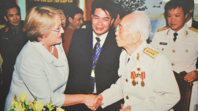 Đại tướng Võ Nguyên Giáp tặng sách cho bà Tổng thống Chile Michelle Bachellet ( 17 – 11 – 2006 )