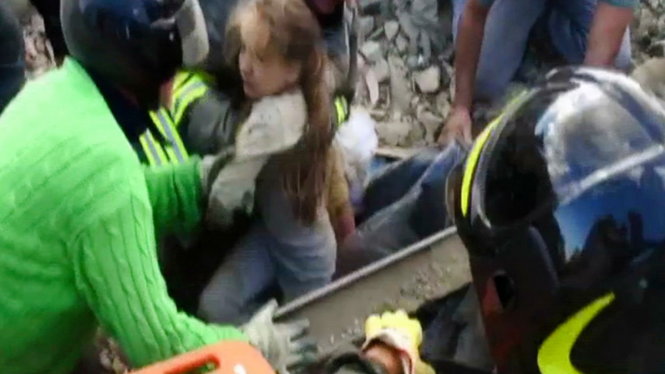 Bé gái được cứu sau 17 giờ bị kẹt do động đất - Ảnh chụp từ clip