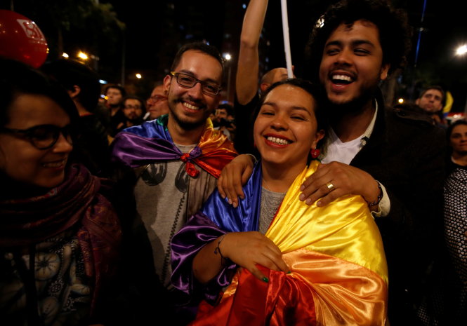 Người dân Colombia tại TP Bogota vui mừng đổ ra đường tối 24-8 sau thông tin có được thỏa thuận - Ảnh: Reuters