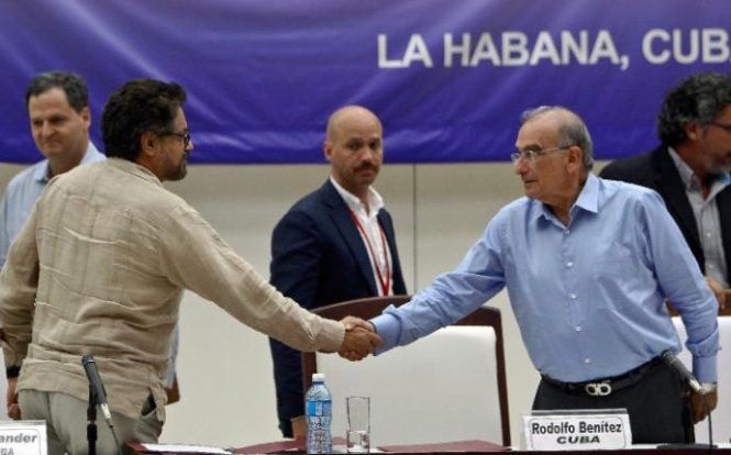 Đại diện chính phủ Colombia và phiến quân FARC bắt tay tại Havana - Ảnh: AFP