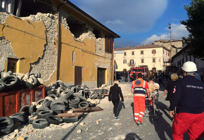 Một góc thị trấn Accumoli trước và sau động đất - Ảnh: GOOGLE/REUTERS