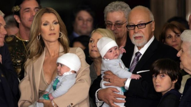 Nữ ca sĩ Celine Dion bên chồng bà và các con trai ở Las Vegas, Nevada trong một bức ảnh chụp năm 2011 - Ảnh: Reuters