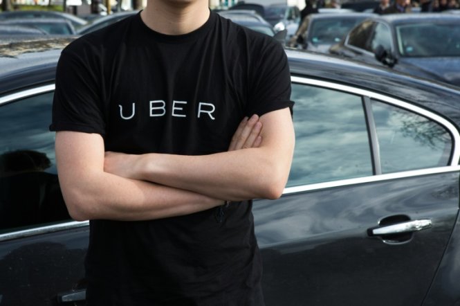 Một tài xế mặc áo có thương hiệu Uber - Ảnh: AFP