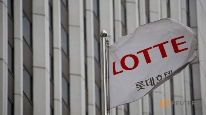 Lá cờ mang logo của Lotte Hotle tại Khách sạn Lotte ở Seoul, Hàn Quốc - Ảnh: Reuters