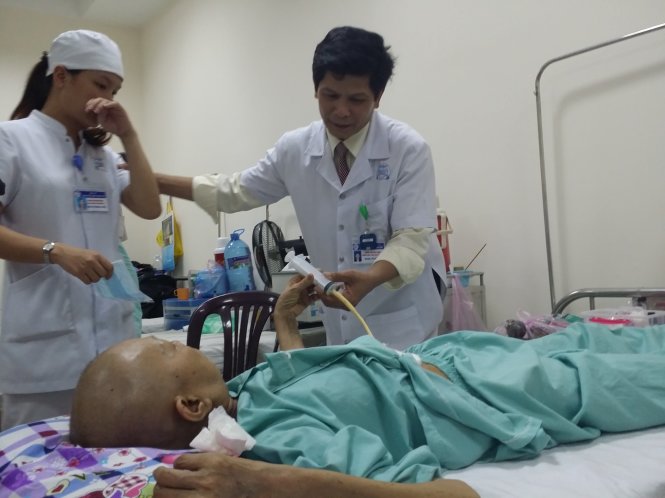 Các y bác sĩ đang điều trị bệnh nhân ung thư tại khao chăm sóc giảm nhẹ Trung tâm ung bướu Bệnh viện Trung ương Huế - Ảnh: NHẬT LINH
