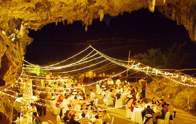 Những bữa tiệc tổ chức trên hang động Vịnh Hạ Long có quy mô hơn chục bàn ăn với số lượng khách lên tới cả trăm người - Ảnh: Website Fo***.vn
