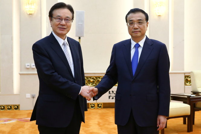 Ông Shotaro Yachi (trái) gặp Thủ tướng Trung Quốc Lý Khắc Cường tại Bắc Kinh ngày 25-8 - Ảnh: Reuters