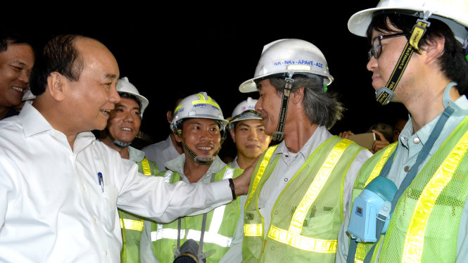 Thủ tướng Nguyễn Xuân Phúc cám ơn các chuyên gia tư vấn giám sát Nhật Bản đã hỗ trợ VN làm hầm đèo Cả - Ảnh: DUY THANH