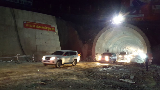 Đoàn xe của Thủ tướng đi qua hầm đèo Cả - Ảnh: DUY THANH