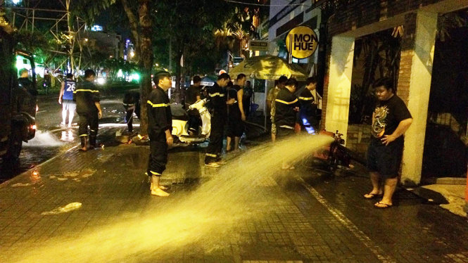 Các chiến sĩ PCCC quận Bình Thạnh đang hút nước tại một căn nhà bị ngập trên đường Phan Xích Long vào 1g sáng ngày 27-8 - Ảnh: Lê Phan