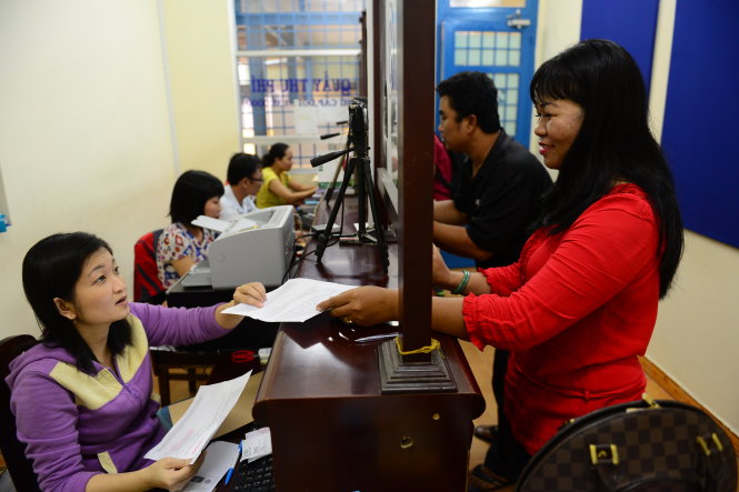 Người dân làm thủ tục đổi giấy phép lái xe tại điểm cấp đổi giấy phép đường Thành Thái, Q.10, TP.HCM - Ảnh: Quang Định