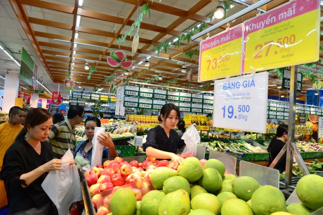 Khách hàng mua hàng trong đợt khuyến mãi lớn tại siêu thị Co.op Mart Đinh Tiên Hoàng (Q.Bình Thạnh, TP.HCM) chiều 29-8 - Ảnh: DUYÊN PHAN