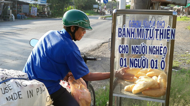 Tủ bánh mì miễn phí này đã làm ấm lòng hàng trăm người lao động nghèo ở địa phương trong gần 1 năm qua - Ảnh: Bửu Đấu