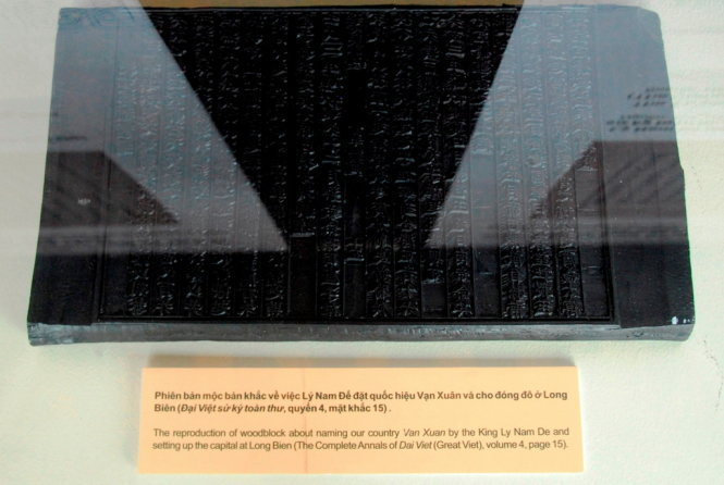 Phiên bản mộc bản khắc về việc Lý Nam Đế đặt quốc hiệu Vạn Xuân và cho đóng đô ở Long Biên - Ảnh: Nhật Linh