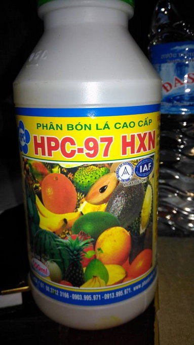 Phân bón lá HPC-97HXN dùng để nhúng sầu riêng - Ảnh: ANH KHOA