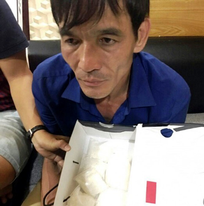 Trương Thanh Dũng cùng số lượng ma túy tại cơ quan điều tra - Ảnh A.X.