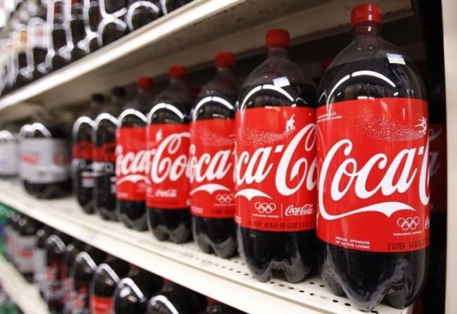 Những chai Coca Cola được bày bán trong một cửa hàng tại New York - Ảnh: Reuters