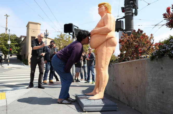 Một phụ nữ hôn tượng ông Trump ở San Francisco - Ảnh: GETTY IMAGES