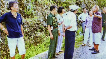 Ông Đặng Văn Việt kể lại trận đánh tại Bông Lau - Lũng Phầy cho khách tham quan - Ảnh nhân vật cung cấp