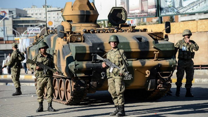 Sau cuộc đảo chính ngày 15-7, chính quyền Thổ Nhĩ Kỳ vẫn đang thẳng tay trấn áp những người bị nghi có liên quan  - Ảnh: AFP