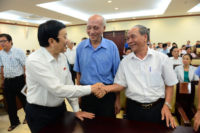 Nguyên Chủ tịch nước Trương Tấn Sang (bên trái) trong một lần tiếp xúc cử tri ở Q.3, TP.HCM - Ảnh: Q.ĐỊNH