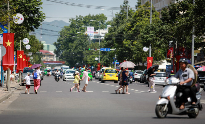 Lúc 10g sáng 2-9, lượng xe cộ đổ về phía đông đường Trần Phú ngày càng nhiều nhưng không xảy ra ùn tắc cục bộ như trước đây - Ảnh: TIẾN THÀNH