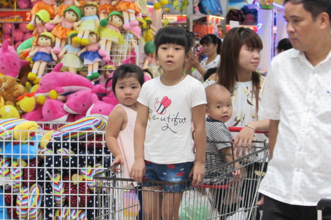Từ 8g sáng, siêu thị BigC đã đón những “khách hàng trẻ con” đầu tiên đến tham quan, mua sắm