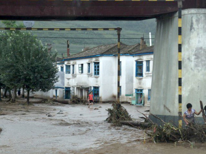 Lũ lụt xuất hiện sau mưa lớn ở thành phố Rajin, tỉnh Hamgyong, Triều Tiên năm 2015 - Ảnh: Reuters