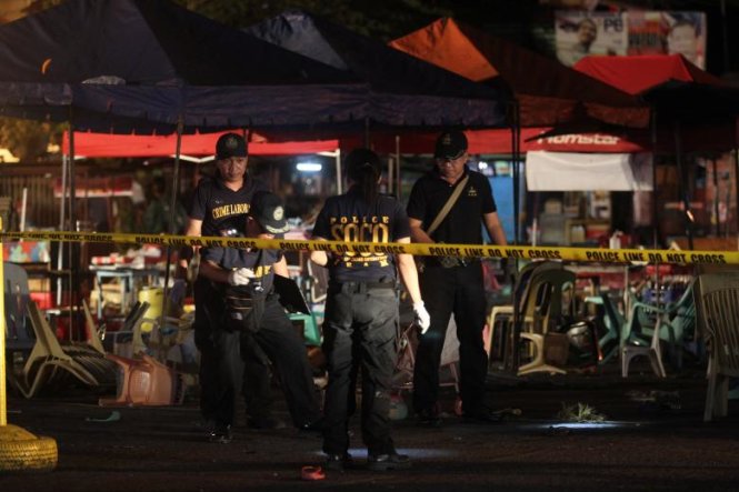Cảnh sát đang tiến hành điều tra hiện trường vụ nổ ở Davao tối ngày 2-9. Ảnh: Reuters