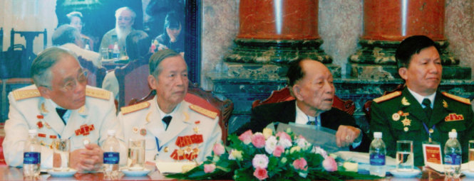 Anh hùng đại tá La Văn Cầu (thứ hai từ trái sang), trung tá Đặng Văn Việt (mặc complet) ngồi kế bên, trong cuộc gặp mặt của Phó chủ tịch nước Nguyễn Thị Doan với cựu chiến binh trung đoàn 174 tại Phủ Chủ tịch - Ảnh: nhân vật cung cấp