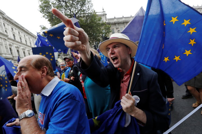 Đoàn tuần hành chống Brexit ở London chiều 3-9 - Ảnh: Reuters