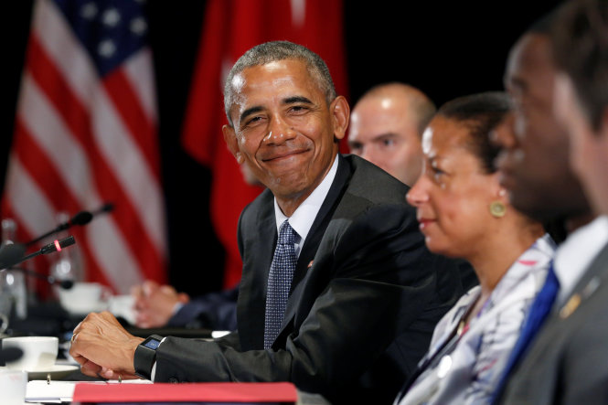 Ông Obama đang ngồi chờ các phóng viên vào phòng trước khi ông và tổng thống Thổ Nhĩ Kỳ Erdogan nêu lên những điểm chính trong cuộc họp song phương bên lề hội nghị thượng đỉnh G20 tại Hàng Châu, Trung Quốc - Ảnh: Reuters