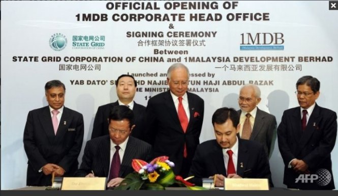 Thủ tướng Malaysia Najib Razak (giữa) trong lần dự lễ ký kết hợp tác giữa 1MDB với một tập đoàn của Trung Quốc - Ảnh: AFP