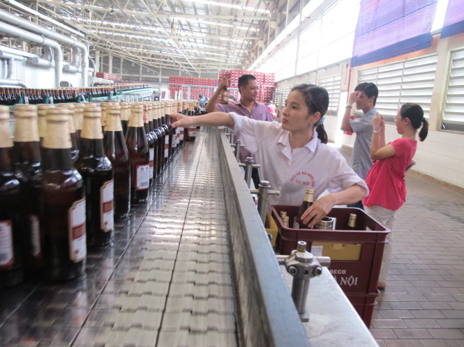 Tổng công ty Bia rượu - nước giải khát Hà Nội (Habeco) cổ phần hóa đã lâu nhưng chưa niêm yết. Theo chỉ đạo của Thủ tướng, doanh nghiệp này phải niêm yết rồi Nhà nước sẽ thoái vốn tại đây. Trong ảnh: một dây chuyền sản xuất bia của Habeco - Ảnh: C.V.KÌNH