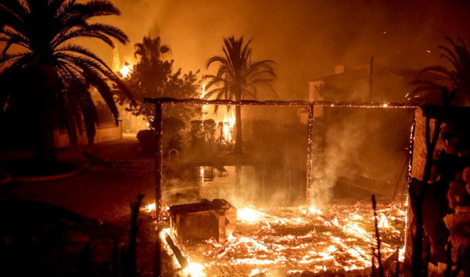 Ít nhầt 20 ngôi nhà bị thiêu rụi trong các đám cháy ở Javea, Tây Ban Nha - Ảnh: David Revenga