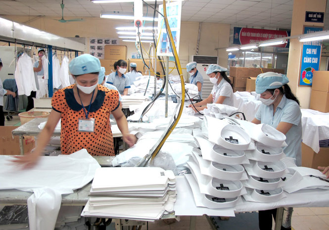 Nhiều doanh nghiệp dệt may khó khăn vì đơn hàng bị chuyển sang nước khác. Trong ảnh: sản xuất hàng xuất khẩu tại một doanh nghiệp dệt may ở Hà Nội - Ảnh: ANH ĐỨC