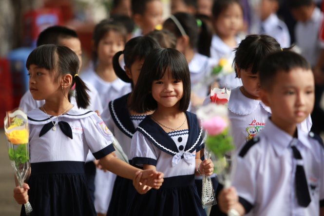 Học sinh lớp Một xếp hàng, hân hoan tiến về lễ đài khai giảng - Ảnh: Tiến Thành