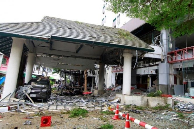 Hiện trường đổ nát sau vụ đánh bom ở bên ngoài một khách sạn tại tỉnh miền nam Pattani của Thái Lan - Ảnh: Reuters