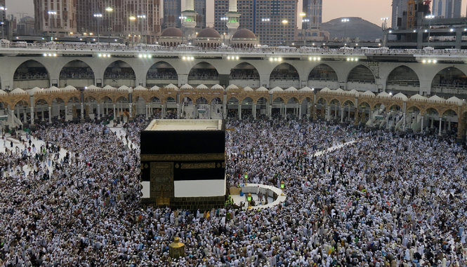 Những tín đồ Hồi giáo tại Thánh đường lớn ở thánh địa Mecca ngày 6-9-2016 - Ảnh: REUTERS