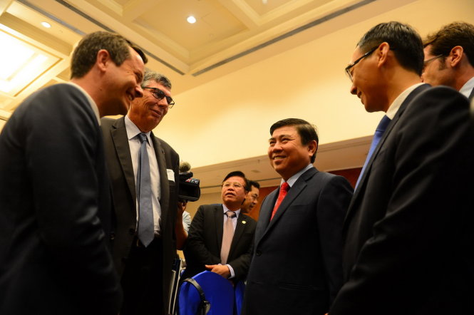Chủ tịch UBND TP.HCM Nguyễn Thành Phong trao đổi với các doanh nghiệp Pháp tại diễn đàn doanh nghiệp Pháp - Việt sáng 7-9 - Ảnh: QUANG ĐỊNH