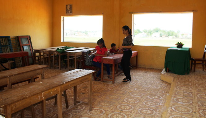 Vì phụ huynh Kỳ Hà cấm đoán nên có lớp chỉ có vài ba học sinh lèo tèo ngồi học - Ảnh: VĂN ĐỊNH
