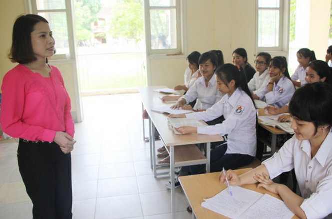 Cô Nhung trong giờ giảng bài lịch sử cho học sinh Trường THPT Kim Liên, Nam Đàn, Nghệ An - Ảnh: D.HÒA