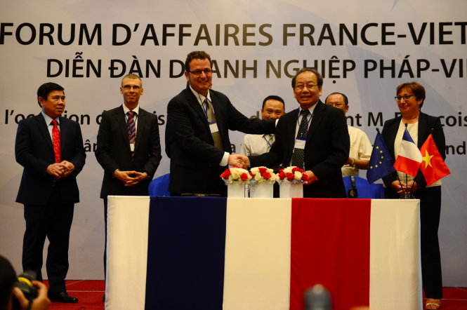 Ký kết giữa doanh nghiệp Pháp và Việt Nam tại diễn đàn doanh nghiệp Pháp - Việt sáng 7-9 - Ảnh: QUANG ĐỊNH