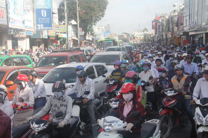 Xe máy, xe ô tô chen chúc trên đường Nguyễn Oanh - Ảnh: Q.KHẢI