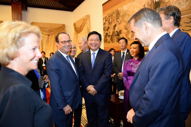 Tổng thống Pháp François Hollande dành nhiều thời gian để giới thiệu, làm cầu nối cho các doanh nghiệp Pháp với lãnh đạo TP.HCM sau khi tiệc chiêu đãi kết thúc - Ảnh: THUẬN THẮNG