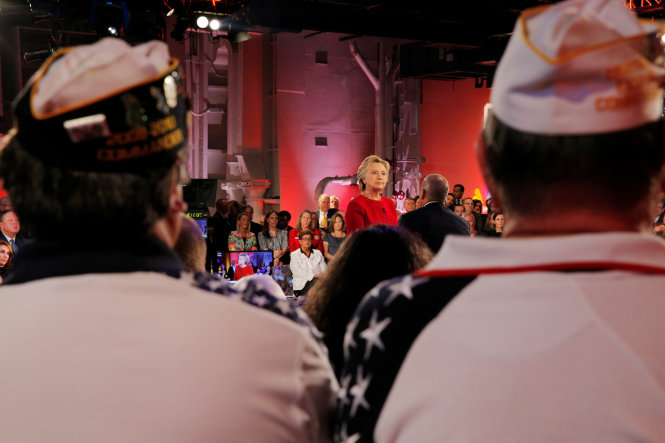 Bà Clinton tranh luận tại sự kiện - Ảnh: Reuters