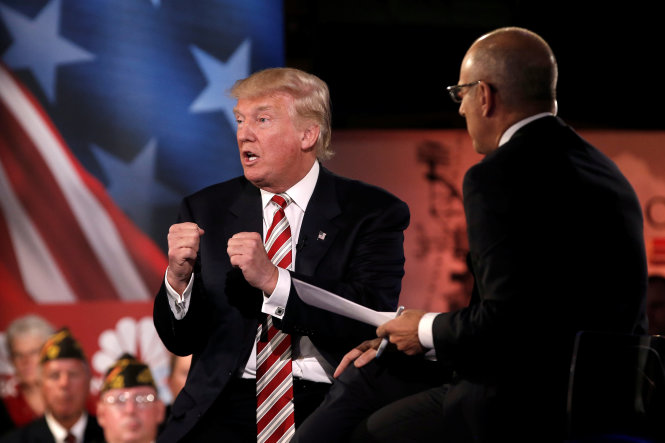 Ông Trump tranh luận trên sân khấu tối ngày 7-9 - Ảnh: Reuters