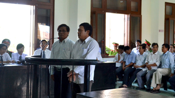 Tòa xét hỏi hai bị cáo Nguyễn Hữu Phí (trái) và Lê Văn Hoàng - Ảnh: DUY THANH